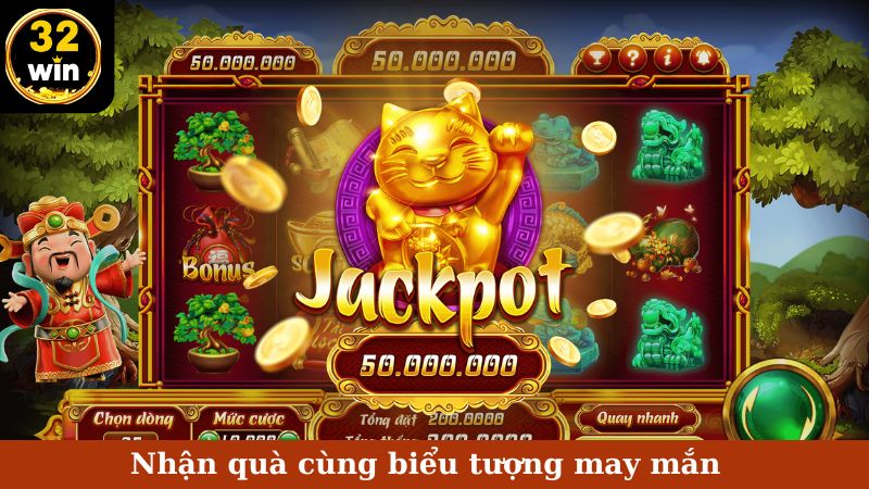 Nhận quà cùng biểu tượng may mắn